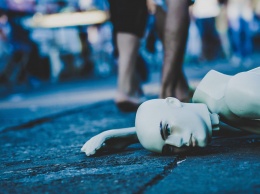 Шаг к пропасти: Instagram "помог" девушке покончить с собой