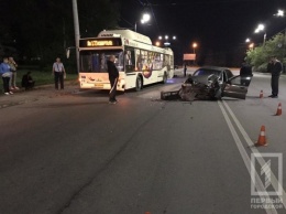 Ночью в Кривом Роге пассажирский автобус столкнулся с легковушкой
