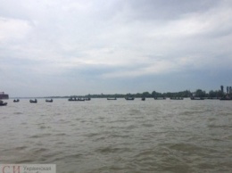 Рыбаки лодками перекрыли Дунай в Вилково