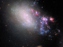 Фото дня: «двуликая» галактика удивительной красоты