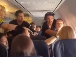 В самолете, который летел в Киев, пьяная женщина бросалась на пассажиров