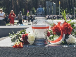 В Киеве Порошенко с женой и польской делегацией почтил память жертв политических репрессий