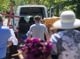 В Днепре похоронили супружескую пару и 11-летнего ребенка, которые погибли в жуткой аварии на Малиновского