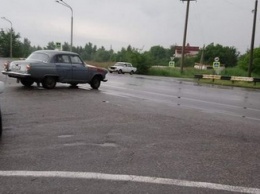 В Днепре на Полтавском шоссе столкнулись KIA и мотороллер: пострадал мужчина