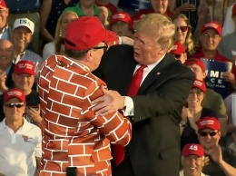 Американец пришел на митинг в костюме стены и подружился с Трампом