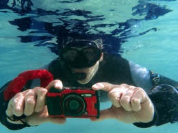 Фотокамера Olympus TG-6 не боится погружений под воду на глубину до 15 метров