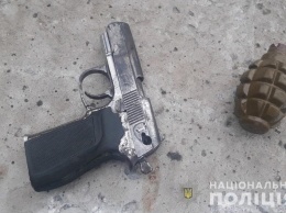 В Павлограде мужчина с коробками патронов и пистолетом ходил красть товар в супермаркете