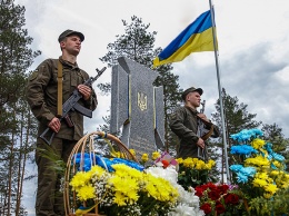 В Донецкой области открыли памятный знак погибшему офицеру Нацгвардии