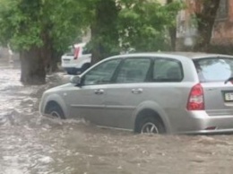 Проливные дожди превратили Херсон в Венецию. ВИДЕО