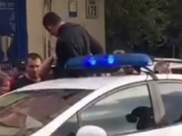 На Гагарина в Днепре толпа забросала яйцами полицейский Prius: появились подробности