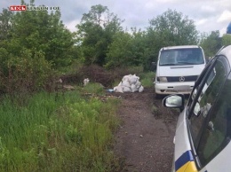 За попытку выбросить строительный мусор в неположенном месте полиция Кривого Рога составила на водителя микроавтобуса протокол