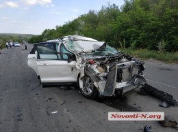 Под Новой Одессой «Форд» врезался в грузовик: пострадала женщина и двое детей