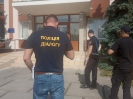 Неизвестные в камуфляже пытались захватить помещение горсовета Украинки