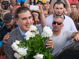 Грузинские флаги, гимн Украины и давка в терминале аэропорта: как Саакашвили вернулся в Киев