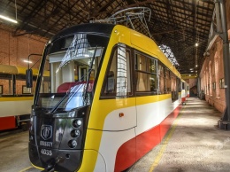 В Одессе вышел на маршрут новый современный трамвай из серии «Одиссей» (фото)