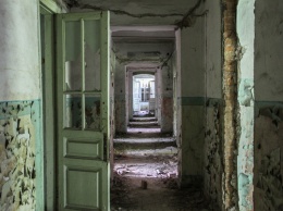 Мэрия Аккермана так и не придумала, что делать со старинным госпиталем: он продолжает разрушаться (фотозарисовка)
