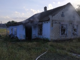 В Белозерском районе спасатели тушили возгорание в жилом доме