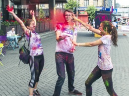 Жители столицы кидались красками в Педана и Анатолия Анатолича: как прошел Kyiv Color Run 2019