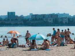 В Днепре начался пляжный сезон: как выглядят горячие девушки под палящим солнцем