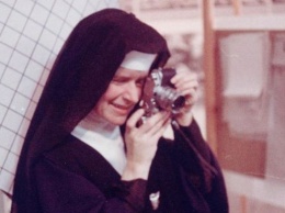 В Нью-Йорке открылась выставка католической монахини и поп-арт-художницы Кориты Кент