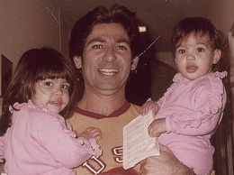 Просто прелесть: Ким Кардашьян растрогала поклонников архивным фото с отцом и сестрой