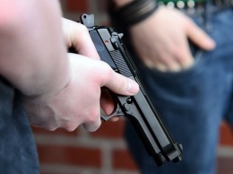 В Киеве пьяный полицейский угрожал пистолетом супружеской паре