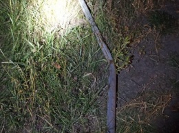 Житель Херсонщины распиливал дорожный отбойник на трассе у Посад-Покровского