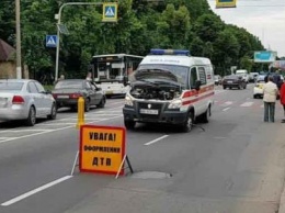 В Виннице "скорая" снесла велосипедистку на пешеходном переходе: момент аварии