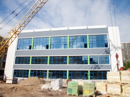 В Днепровском районе завершается реконструкция школы с бассейном