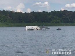 На озере в Киеве совершил аварийную посадку самолет Ан-2, есть пострадавшие