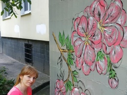 Днепрянка создала на подъездах многоэтажки цветочные шедевры (ФОТО)