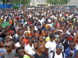 В столице Либерии Монровии тысячи людей протестуют против политики президента-футболиста Джорджа Веа