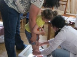 В Новой Каховке Центр социальной реабилитации детей-инвалидов посетили ортопеды