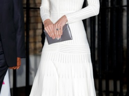 Образ дня: Кейт Миддлтон в элегантном платье с открытыми плечами