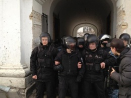 "Беркутовцев", которые разгоняли протестующих под Гостиным двором в 2013 году, объявили в розыск, - ГПУ