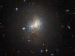 "Хаббл" сделал снимок крошечной галактики с "большим сердцем"