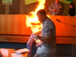 На Житомирщине мужчина устроил самосожжение на сессии горсовета: жуткое видео 18+