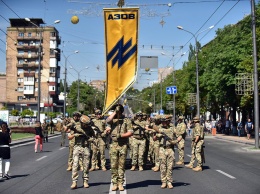 В Мариуполе провели военный парад к годовщине освобождения от "ДНР"