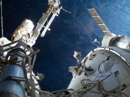 Для ремонта МКС-прибора для поиска темной материи потребуется пять выходов в открытый космос