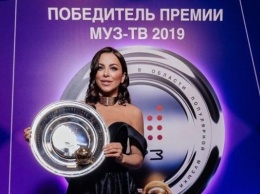 Фанатам понравилось: грудь Ани Лорак случайно выпала на премии МУЗ-ТВ