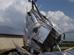 На Донбассе бушует неистовый ураган: стихия уничтожает все на своем пути, люди молят о помощи