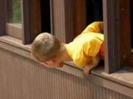 В Запорожской области оставленный дома 4-летний ребенок лез с балкона на 5 этаже