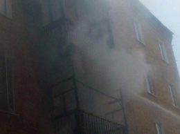 В Кривом Роге горела квартира: во время пожара троих малышей соседи снимали с балкона