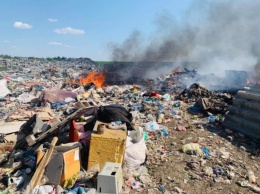 Люди страдают от вони и дыма: в Житомирской области пятый день горит свалка