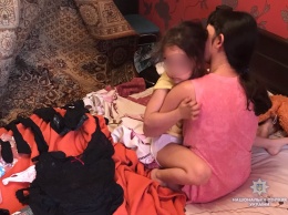Насиловали 4-летнюю дочь ради порно: родителей-извращенцев оставили под стражей