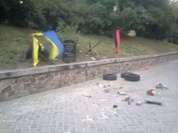 В Киеве вандалы разрушили памятник первому погибшему герою Небесной сотни