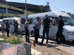 В Киеве банда в балаклавах подожгла маршрутки и скрылась на мопедах