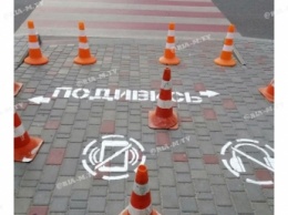 В Мелитополе коммунальщики дисциплинируют пешеходов графическими напоминалками (фото)