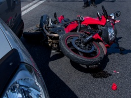 В Днепре на набережной возле Шара столкнулись Hyundai и мотоцикл: пробка тянется на километры