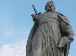 Потерял булаву вместе с рукой: в Кривом Роге разваливается памятник Хмельницкому
